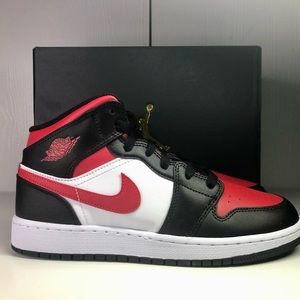 Nike Air Jordan 1 mid “Black Red”